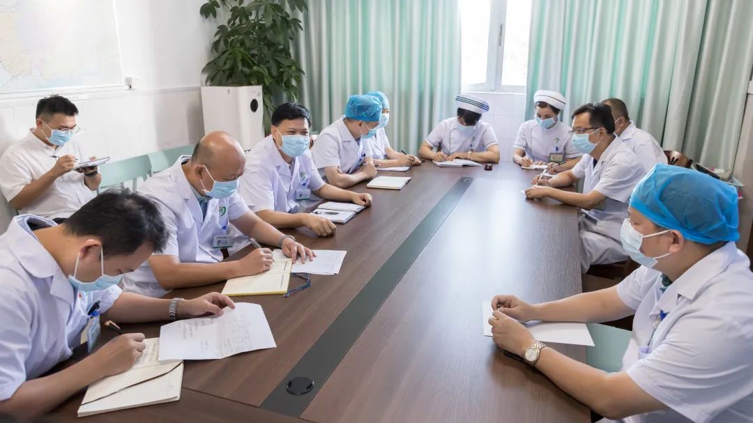 茂医党委书记陈赞雄深入临床调研，强调：人民医院为人民