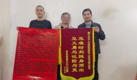 跳进臭水河救人，他是365bet中文版客户端_365bet开户_bt365注册人民医院的医生